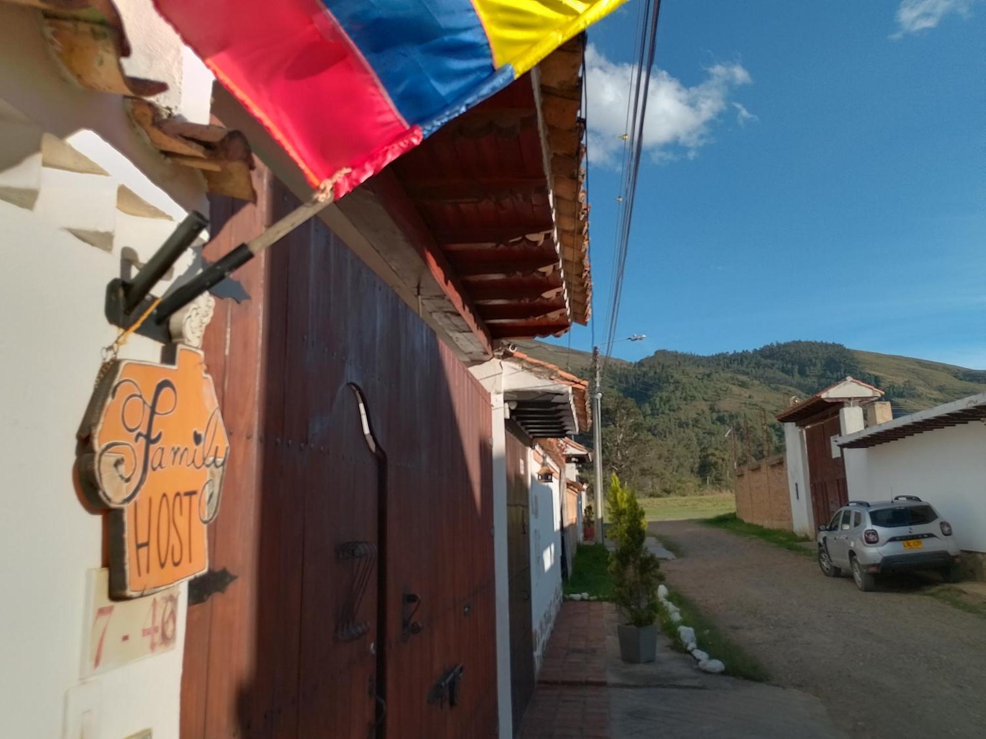 Family Host Hostel Villa de Leyva Bagian luar foto
